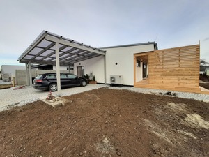 Dřevěné garážové stání s průhlednou sedlovou střechou