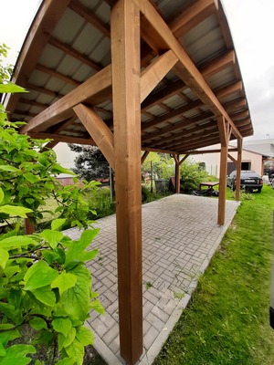 dřevěné garážové stání